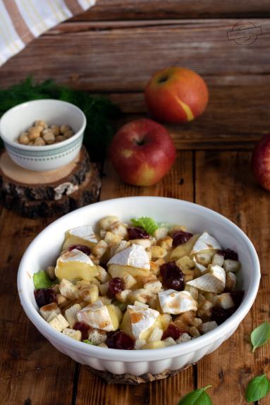 Zdjęcie - Sałatka z jabłkiem, grzankami i camembertem - Przepisy kulinarne ze zdjęciami