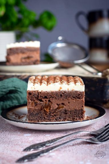 Zdjęcie - Kakaowe ciasto z kremem czekoladowym, rumowymi śliwkami i bitą śmietaną - Przepisy kulinarne ze zdjęciami