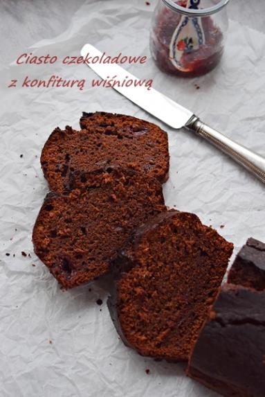 Zdjęcie - Ciasto czekoladowe z konfiturą wiśniową - Napiecyku - Przepisy kulinarne ze zdjęciami