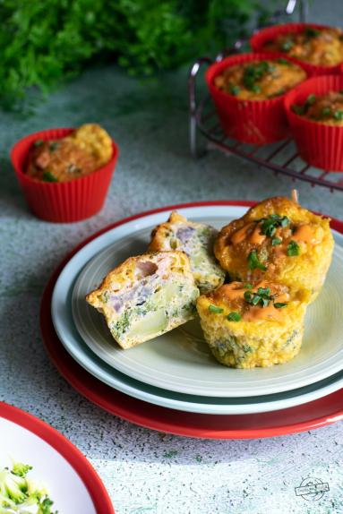 Zdjęcie - Muffiny jajeczne z szynką i brokułem - Przepisy kulinarne ze zdjęciami