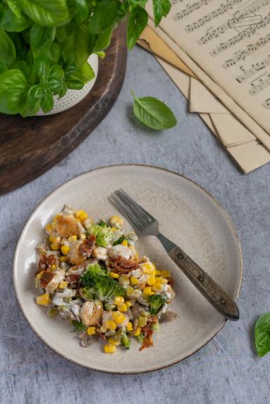 Zdjęcie - Warstwowa sałatka z kurczakiem, brokułem i pieczarkami - Przepisy kulinarne ze zdjęciami