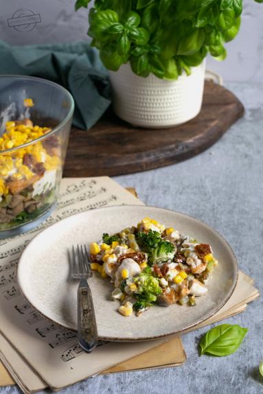 Zdjęcie - Warstwowa sałatka z kurczakiem, brokułem i pieczarkami - Przepisy kulinarne ze zdjęciami