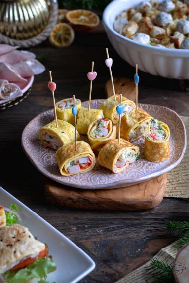 Zdjęcie - Roladki omletowe z paluszkami krabowymi - Przepisy kulinarne ze zdjęciami