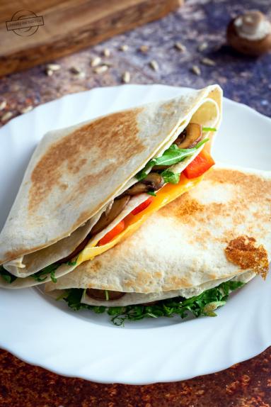Zdjęcie - Składana tortilla z serkiem kanapkowym i pieczarkami - Przepisy kulinarne ze zdjęciami