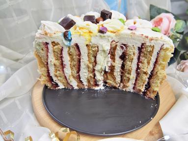 Zdjęcie - Pionowy tort śmietankowo wiśniowy - Przepisy kulinarne ze zdjęciami