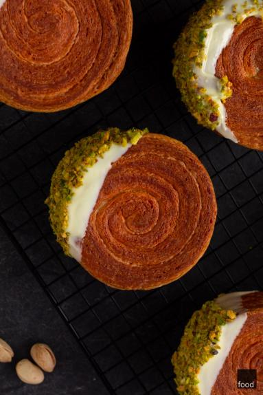 Zdjęcie - Okrągłe croissanty z pistacjami z Lafayette - Przepisy kulinarne ze zdjęciami