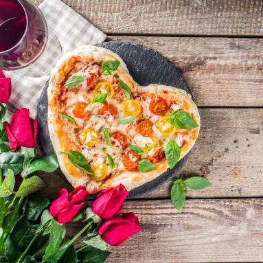 Zdjęcie - Przepisy na Walentynki 14 lutego - Walentynkowa Pizza - Przepisy kulinarne ze zdjęciami