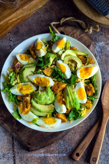 Zdjęcie - Sałatka z kurczakiem, jajkiem i awokado - Przepisy kulinarne ze zdjęciami