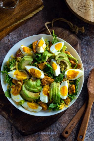 Zdjęcie - Sałatka z kurczakiem, jajkiem i awokado - Przepisy kulinarne ze zdjęciami