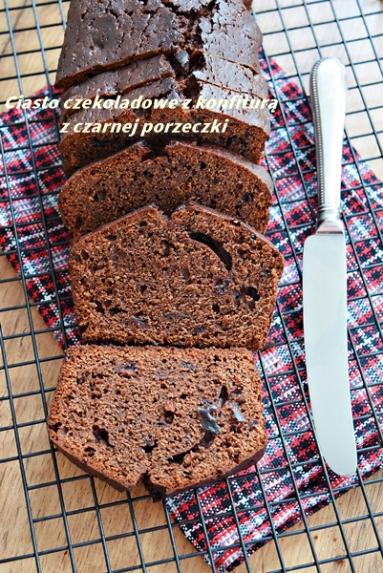 Zdjęcie - Ciasto czekoladowe z konfiturą z czarnej porzeczki bez użycia miksera - Napiecyku - Przepisy kulinarne ze zdjęciami