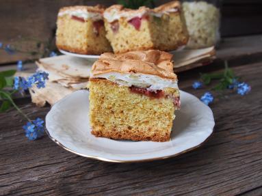 Zdjęcie - Ucierane ciasto z rabarbarem i migdałową bezą - Przepisy kulinarne ze zdjęciami