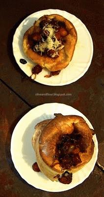 Zdjęcie - Pudding z Yorkshire z frankfuterkami i skarmelizowaną cebulą. - Przepisy kulinarne ze zdjęciami