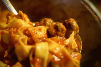 Zdjęcie - Spaghetti z klopsikami - Przepisy kulinarne ze zdjęciami
