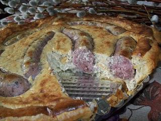 Zdjęcie - Wielkanocna tarta z białą kiełbasą i  żurkiem  - Przepisy kulinarne ze zdjęciami