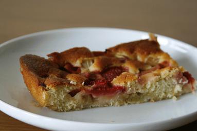 Zdjęcie - Ciasto ucierane z rabarbarem i  truskawkami  - Przepisy kulinarne ze zdjęciami