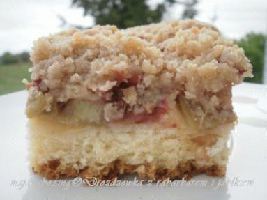 Zdjęcie - Drożdżówka z rabarbarem, truskawkami i jabłkami  - Przepisy kulinarne ze zdjęciami
