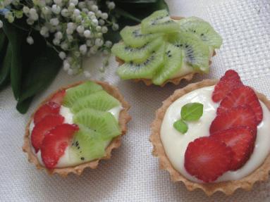 Zdjęcie - Kruche babeczki z budyniem i  owocami  - Przepisy kulinarne ze zdjęciami
