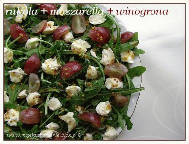 Zdjęcie - Sałatka z rukoli z mozzarellą i winogronami  - Przepisy kulinarne ze zdjęciami