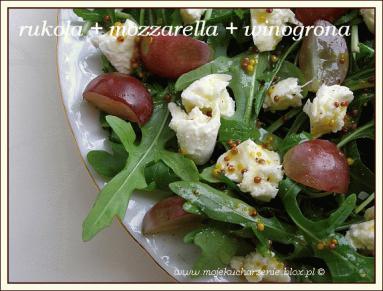 Zdjęcie - Sałatka z rukoli z mozzarellą i winogronami  - Przepisy kulinarne ze zdjęciami