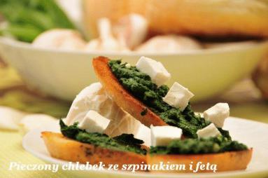 Zdjęcie - Pieczony chlebek ze szpinakiem i  fetą  - Przepisy kulinarne ze zdjęciami