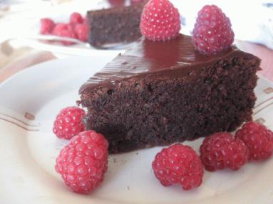 Zdjęcie - Tort czekoladowo-orzechowy z  malinami  - Przepisy kulinarne ze zdjęciami