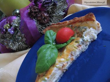 Zdjęcie - Quiche z łososiem i kozim serem  - Przepisy kulinarne ze zdjęciami