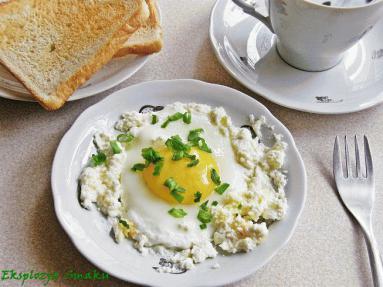 Zdjęcie - Jaja sadzone na  śmietanie  - Przepisy kulinarne ze zdjęciami