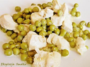 Zdjęcie - Kurczak w kremowym sosie z zielonym  groszkiem  - Przepisy kulinarne ze zdjęciami