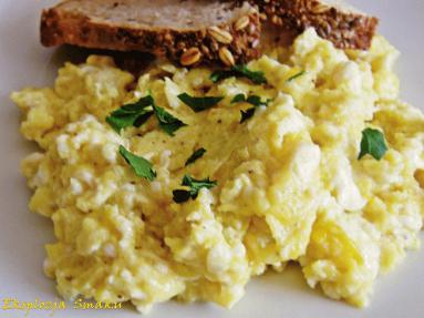 Zdjęcie - Puszysta jajecznica  chrzanowa  - Przepisy kulinarne ze zdjęciami