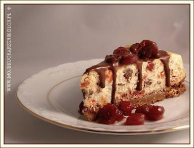 Zdjęcie - Sernik z wiśniami i czekoladą wg Jamiego Olivera  - Przepisy kulinarne ze zdjęciami