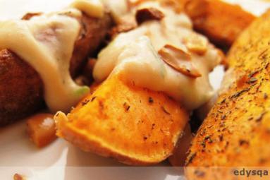 Zdjęcie - Pieczone bataty z nerkowcami polane sosem czosnkowym z  kolendrą  - Przepisy kulinarne ze zdjęciami