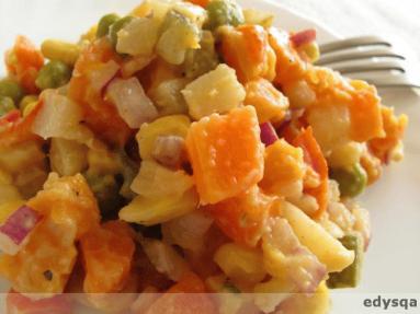Zdjęcie - Sałatka warzywna na bogato z batatem + pyszny wegański  majonez  - Przepisy kulinarne ze zdjęciami