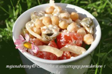 Zdjęcie - Sałatka z ciecierzycy, serka i pomidorów  - Przepisy kulinarne ze zdjęciami