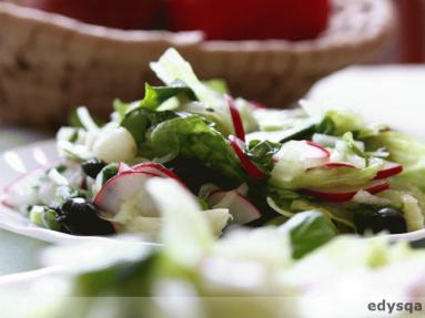 Zdjęcie - Surówka zielona z akcentami  czerowno-czarno-białymi  - Przepisy kulinarne ze zdjęciami