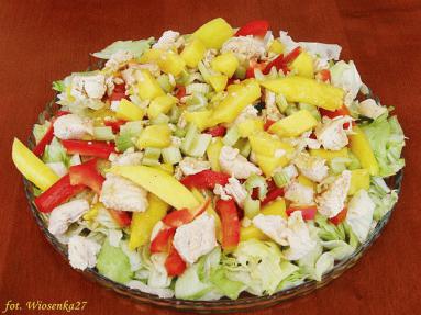 Zdjęcie - Sałatka z kurczakiem i  mango  - Przepisy kulinarne ze zdjęciami