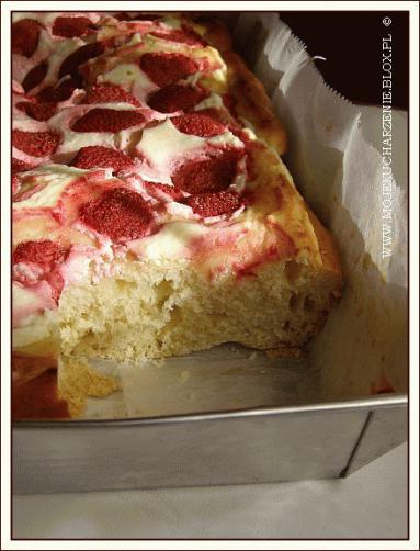 Zdjęcie - Ciasto drożdżowe z serem i truskawkami  - Przepisy kulinarne ze zdjęciami