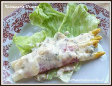 Zdjęcie - Szparagi zapiekane z szynką parmeńską i gorgonzolą  - Przepisy kulinarne ze zdjęciami