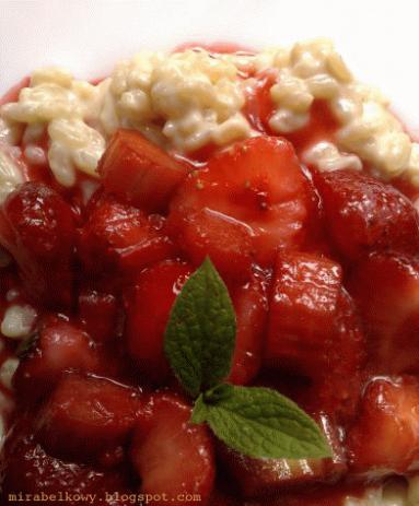 Zdjęcie - Mleczne risotto z truskawkami i rabarbarem - Przepisy kulinarne ze zdjęciami