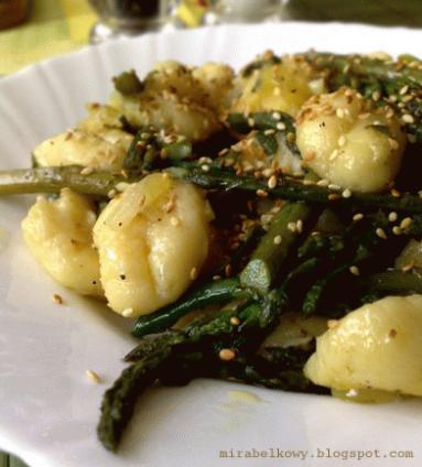 Zdjęcie - Gnocchi ze szparagami, szałwią i sezamem - Przepisy kulinarne ze zdjęciami