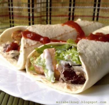 Zdjęcie - Burritos z kurczakiem i odsmażaną fasolą - Przepisy kulinarne ze zdjęciami