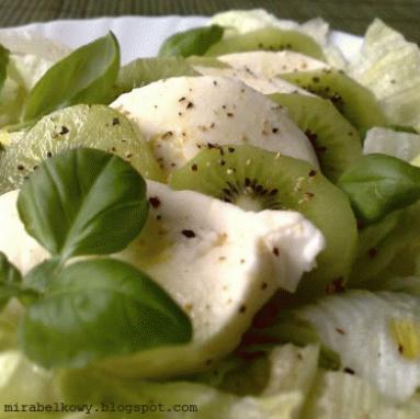 Zdjęcie - Sałatka z mozzarellą i kiwi - Przepisy kulinarne ze zdjęciami