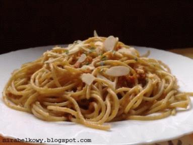 Zdjęcie - Spaghetti z pesto z suszonych pomidorów - Przepisy kulinarne ze zdjęciami