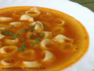 Zdjęcie - Zupa ze świeżych pomidorów z tortellini - Przepisy kulinarne ze zdjęciami