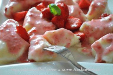Zdjęcie - Leniwe z sosem jogurtowo-truskawkowym  - Przepisy kulinarne ze zdjęciami