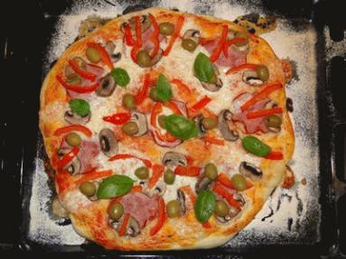 Zdjęcie - Pizza z mozzarellą - Przepisy kulinarne ze zdjęciami
