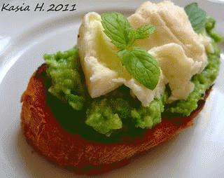 Zdjęcie - Crostini z puree z zielonego groszku i bobu - Przepisy kulinarne ze zdjęciami