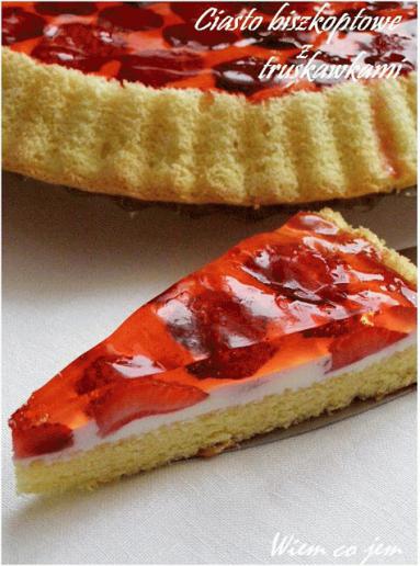 Zdjęcie - Ciasto biszkoptowe z truskawkami - Przepisy kulinarne ze zdjęciami