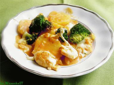 Zdjęcie - Kurczak z brokułami pod serową  pierzynką  - Przepisy kulinarne ze zdjęciami