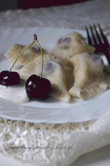 Zdjęcie - Pierogi z czerśeniami i serem   - Przepisy kulinarne ze zdjęciami