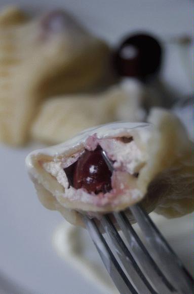 Zdjęcie - Pierogi z czerśeniami i serem   - Przepisy kulinarne ze zdjęciami